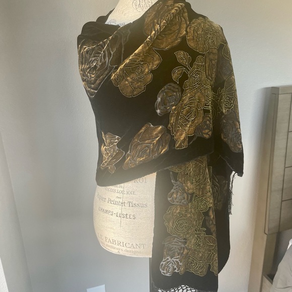 Scarf and/or wrap black and gold - Picture 3 of 4